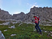 16 Su ghiaione saliamo al canalone pietroso